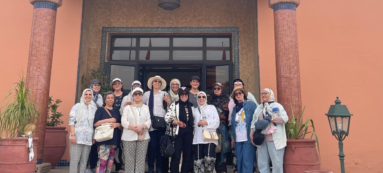 Groupe de retraitées devant l'entrée d'un bâtiment de la Banque Populaire, lors de la rencontre régionale du 26 avril 2026.